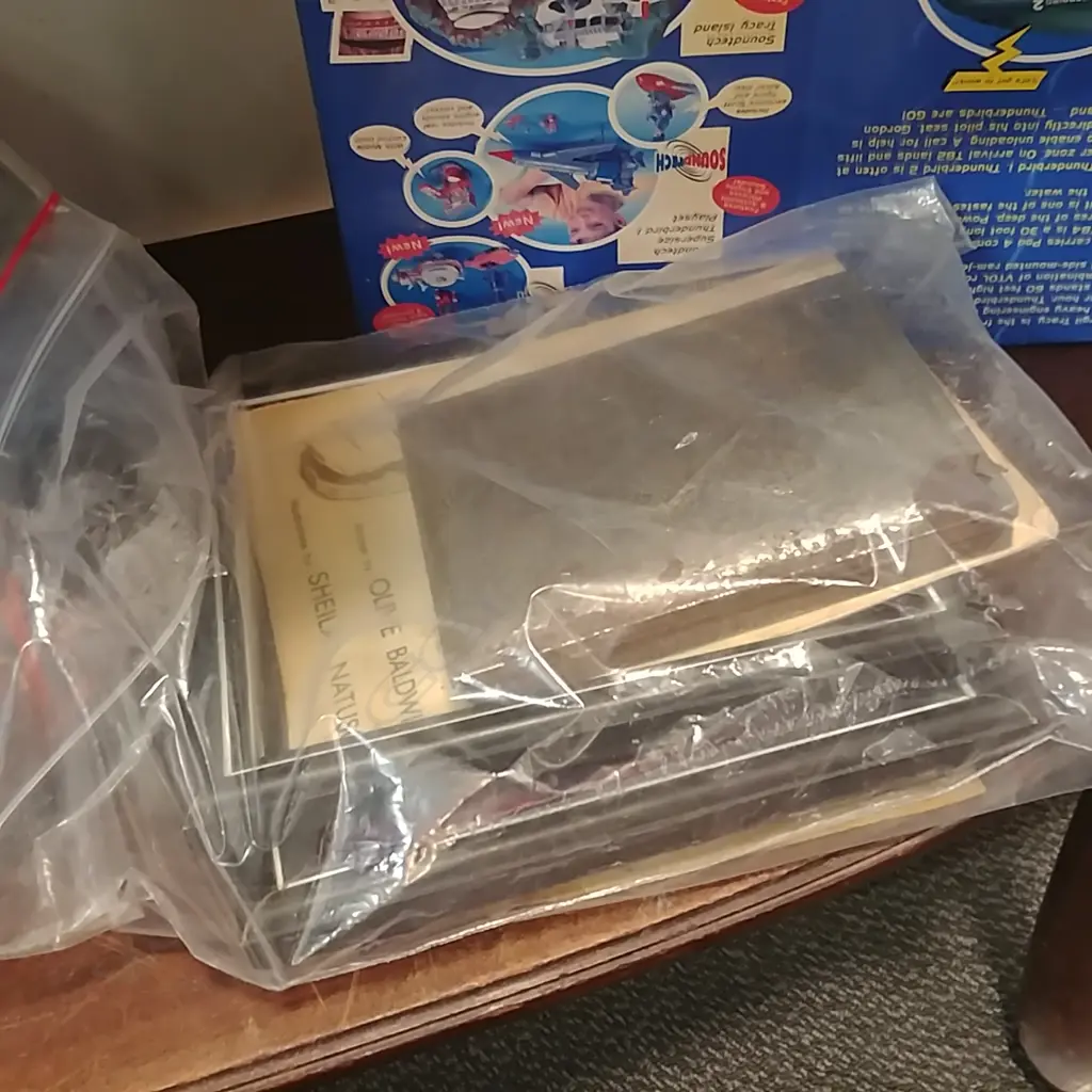 2 SML ANIMAL ARTWORKS + BOOK + TIN 14570 Image 1++