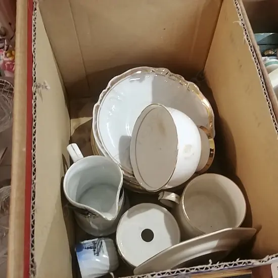 BOX LOT NZ SOUVENIR CHINA