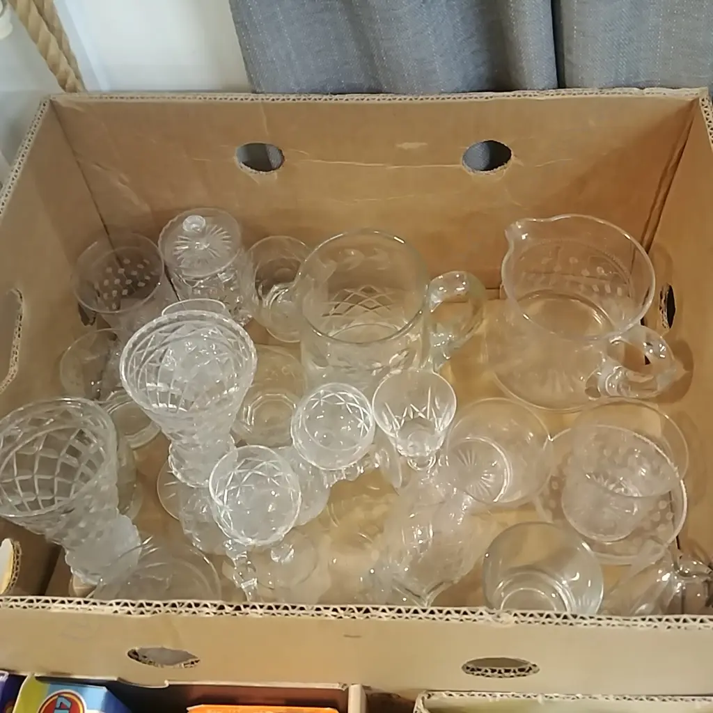BOX OF CRYSTAL & GLASS Image 1++