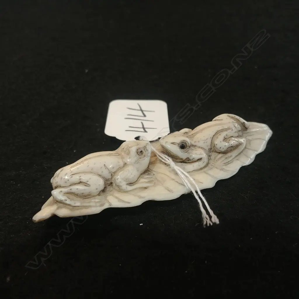 JAPANESE CARVED BONE NETSUKE 2 FROGS LEAF Image 1++