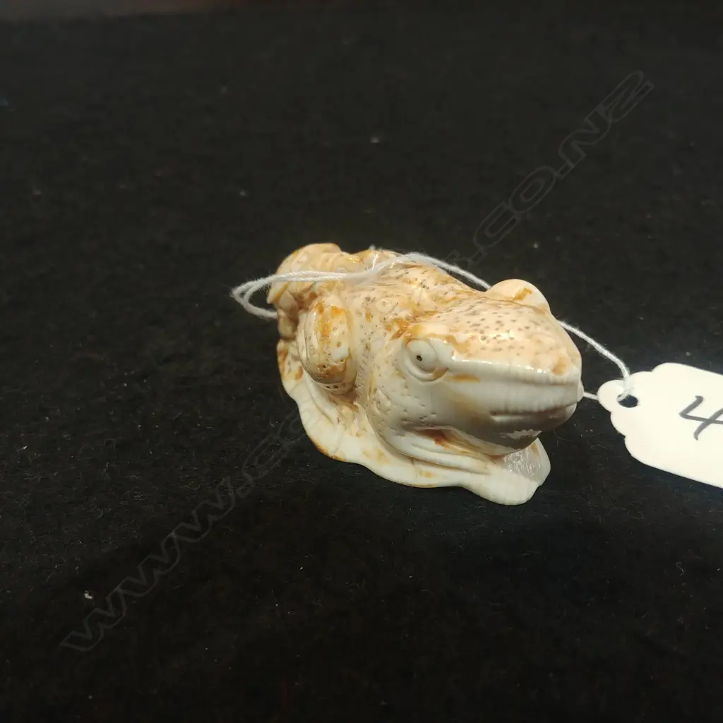 JAPANESE CARVED IVORY NETSUKE TOAD & TORTOISE Image 1++