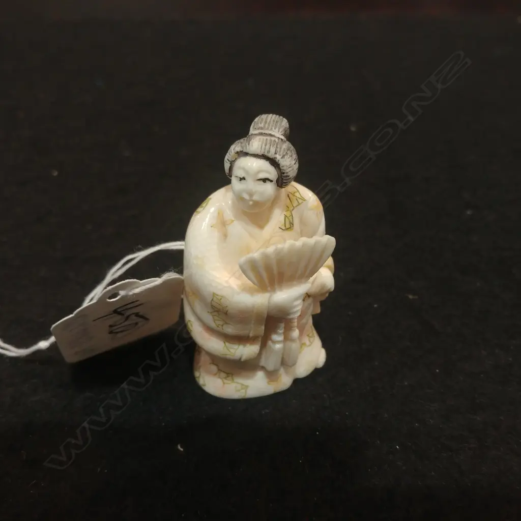 JAPANESE CARVED BONE NETSUKE GEISHA Image 1++