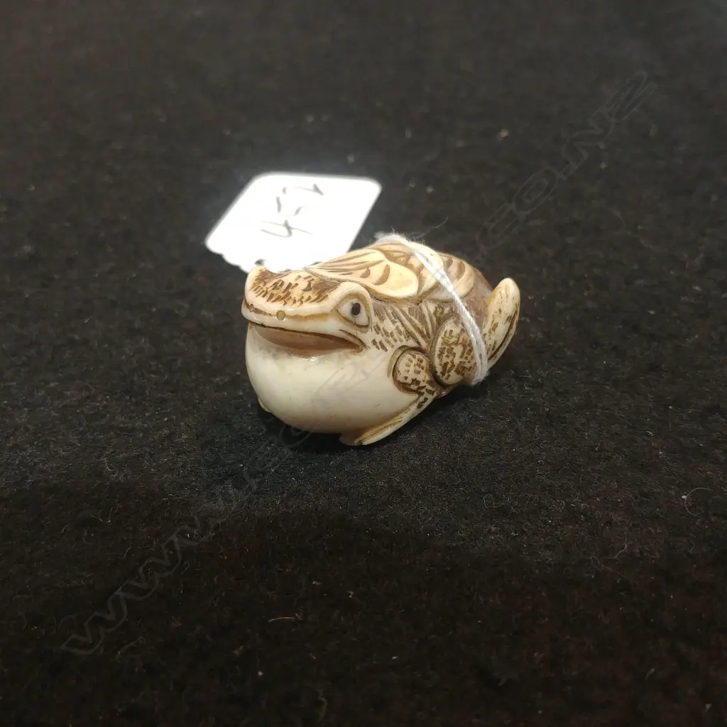 JAPANESE CARVED IVORY NETSUKE TOAD Image 1++