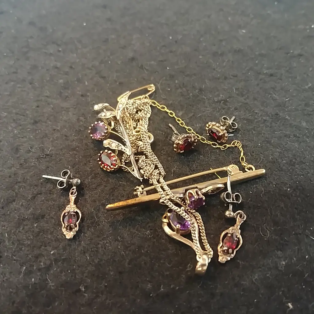 ASSTD GOLD AND GEMSTONE SET JEWELLERY Image 1++