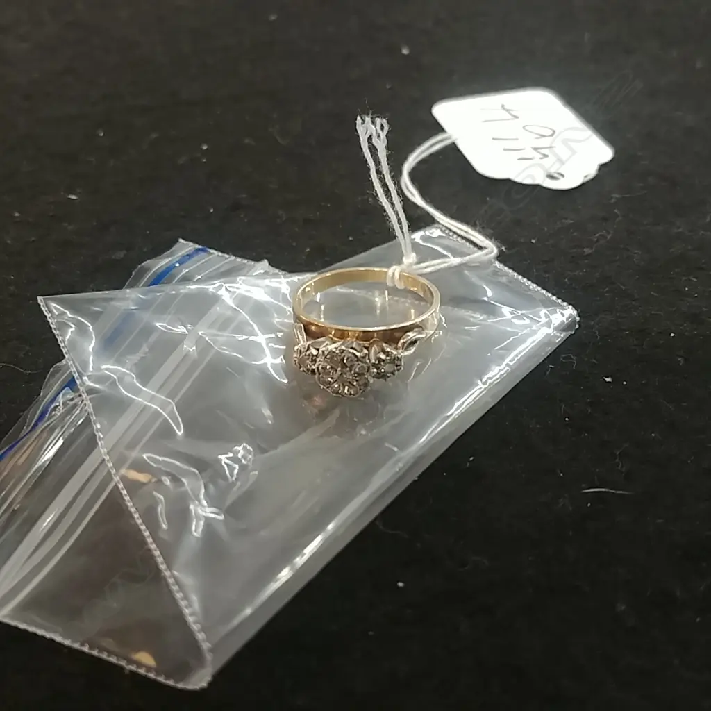 9CT GOLD AND DIAMOND RING 3.25gm Image 1++