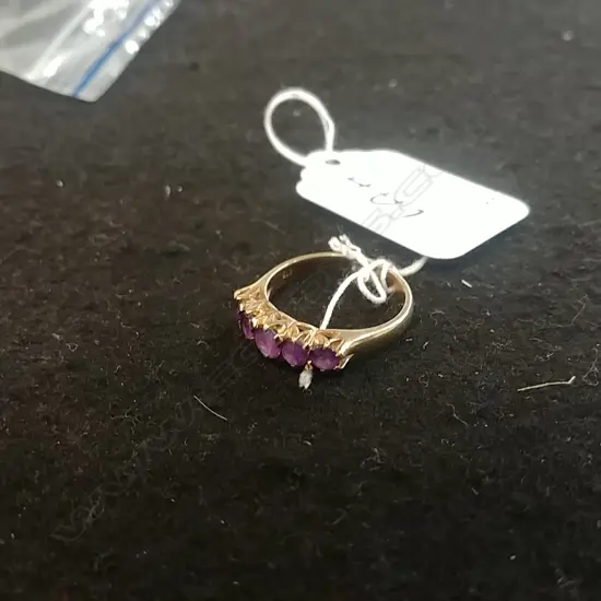 9CT GOLD AND AMETHYST RING 3.4gm