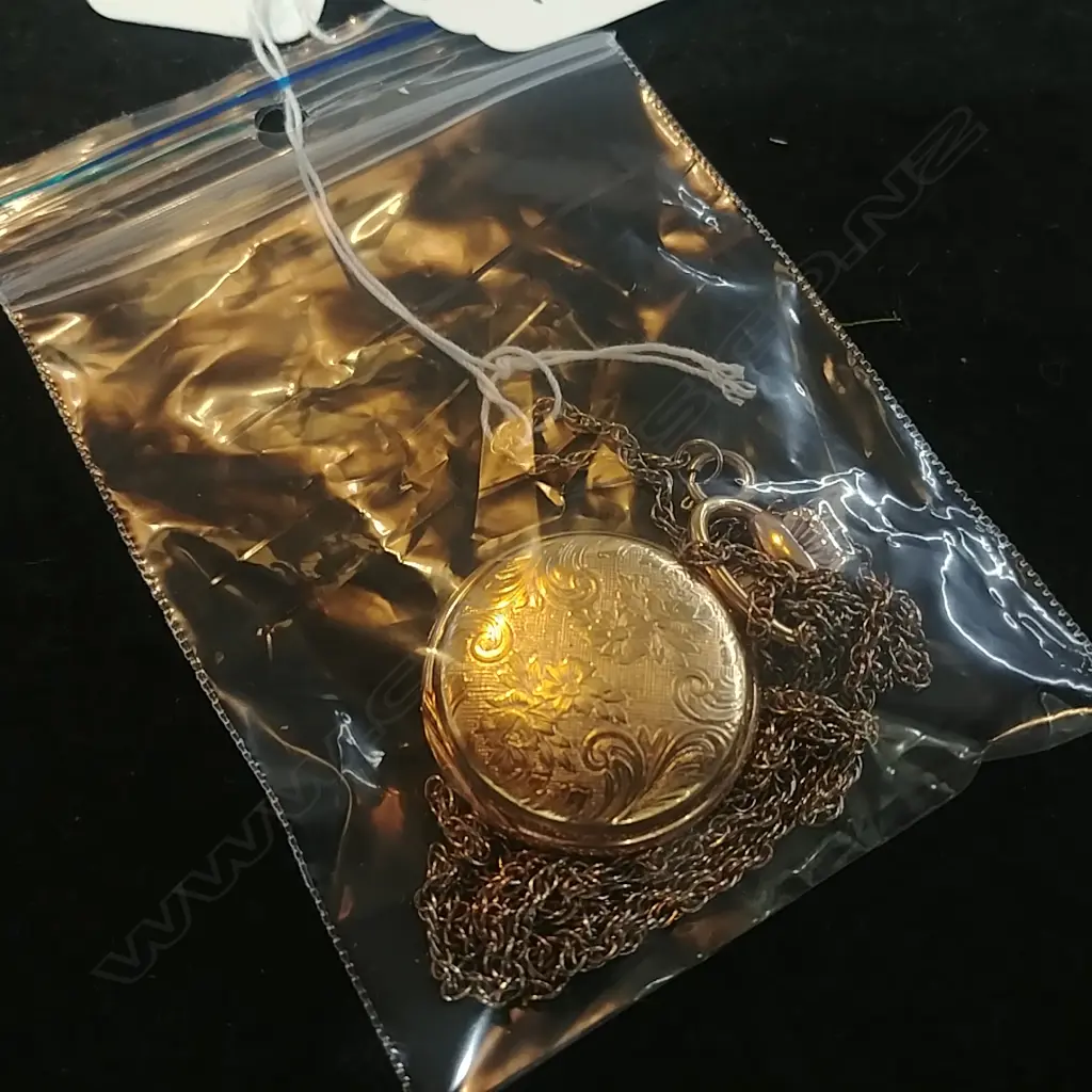 CLASSIQUE POCKET WATCH ON SILVER CHAIN Image 1++
