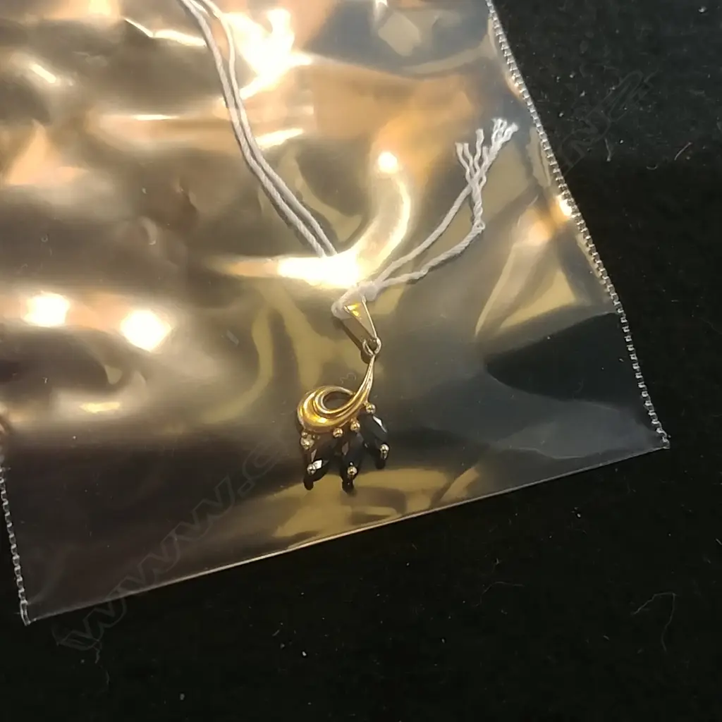 9CT GOLD SAPPHIRE & DIAMOND PENDANT Image 1++