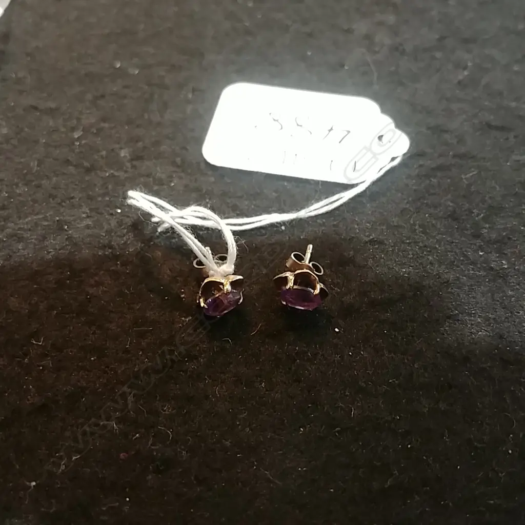 9CT GOLD AND AMETHYST STUD EARRINGS Image 1++