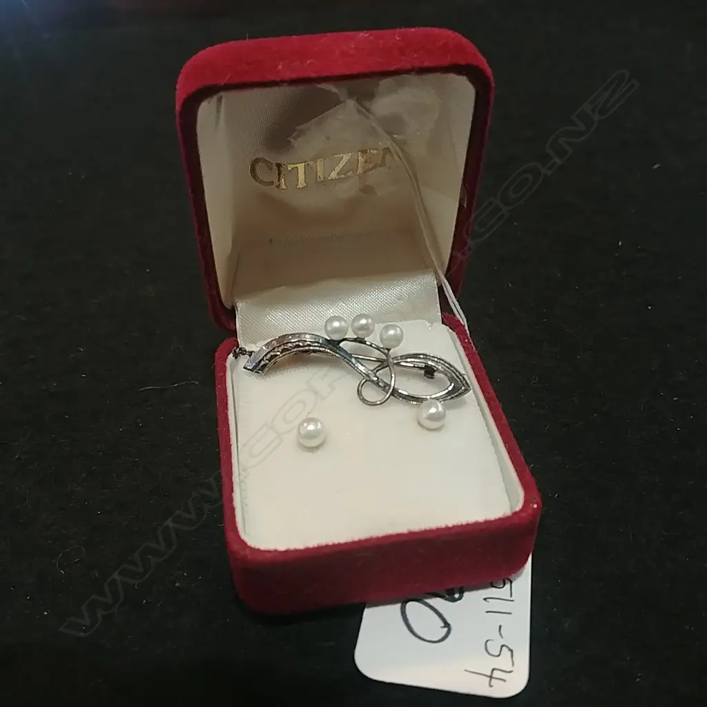 SILVER AND PEARL BROOCH & EARRINGS Image 1++