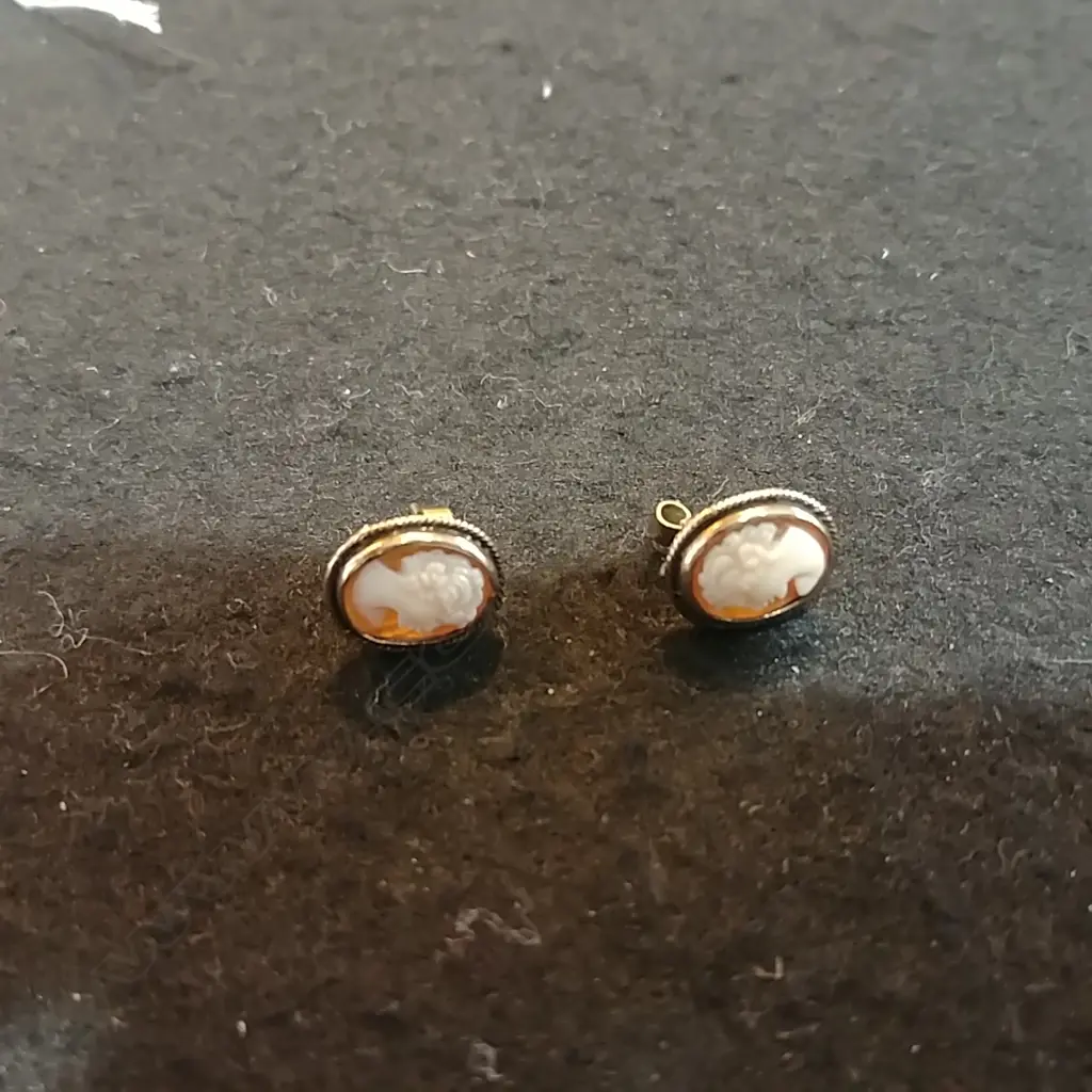 9CT GOLD CAMEO STUD EARRINGS Image 1++