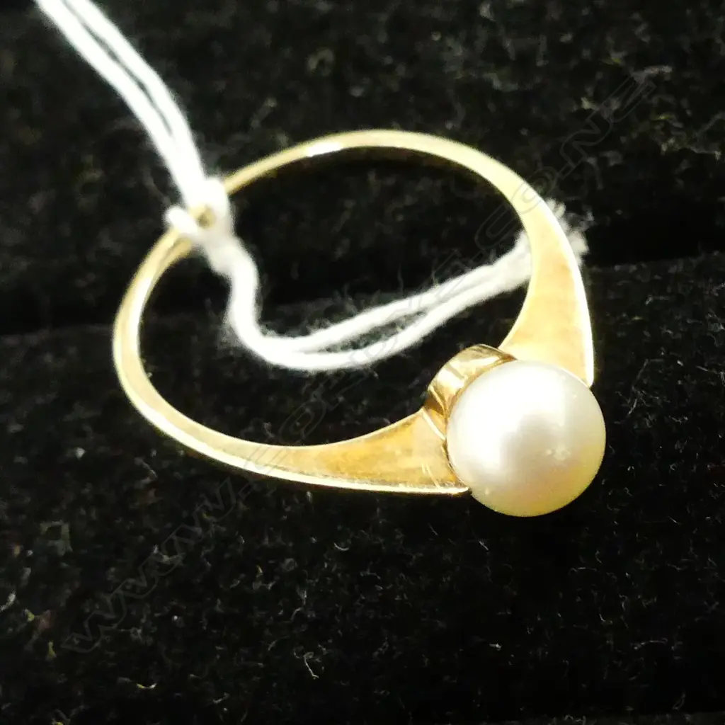9CT GOLD AND PEARL RING Image 1++