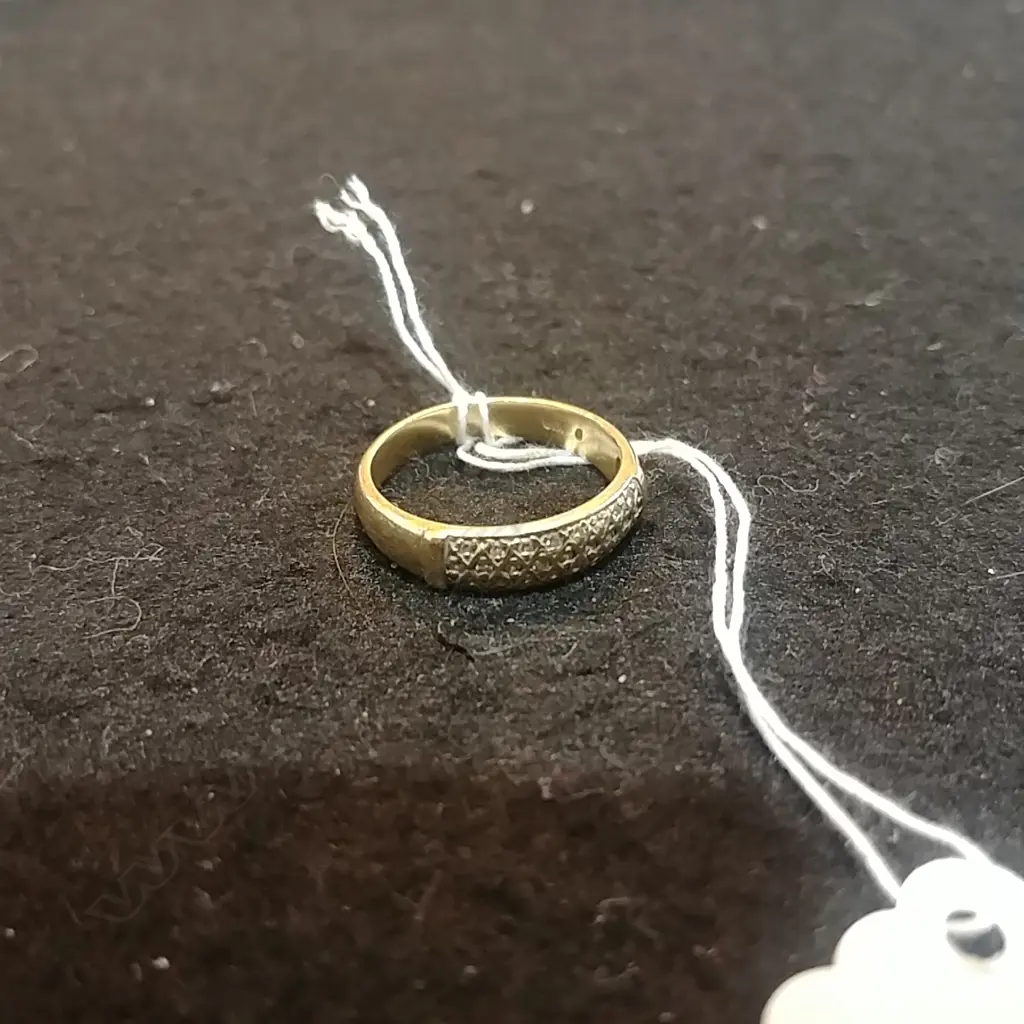 18CT GOLD AND DIAMOND SET BAND 4.32GM Image 1++