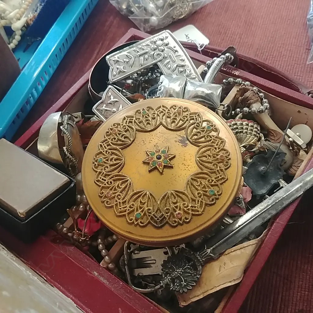 LARGE LOT ASST COSTUME JEWELLERY ETC  Image 1++