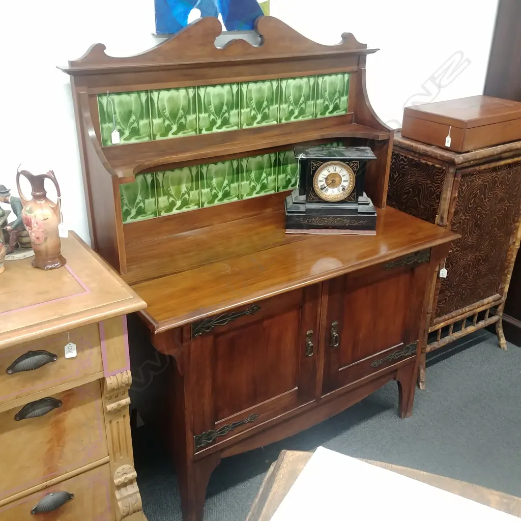 TILE BACKED WASHSTAND Image 1++