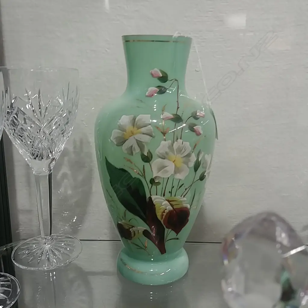VICT MILK GLASS VASE Image 1++