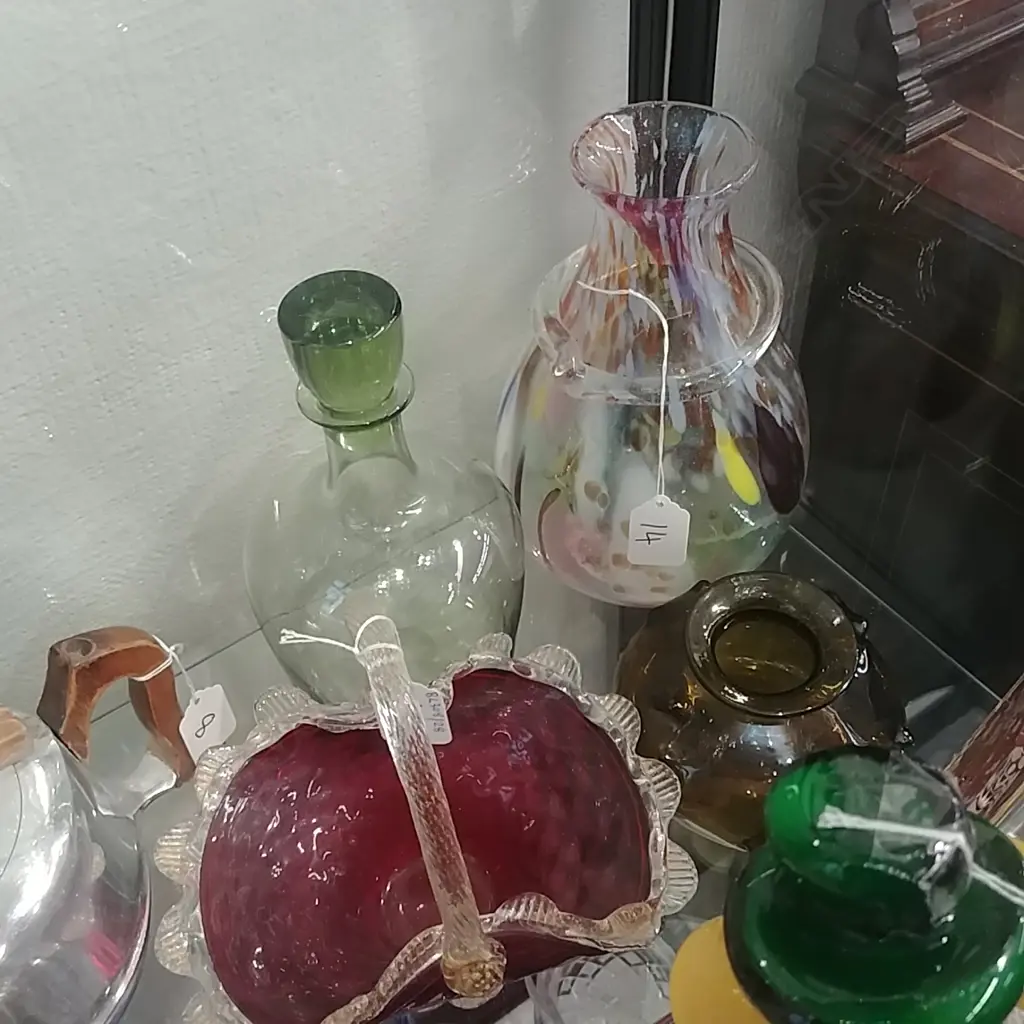 3 COULORED GLASS PCS & BASKET Image 1++
