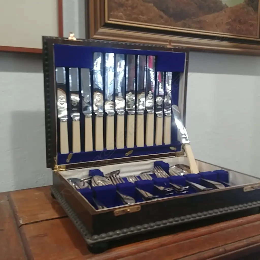 OAK CANTEEN OF CUTLERY Image 1++