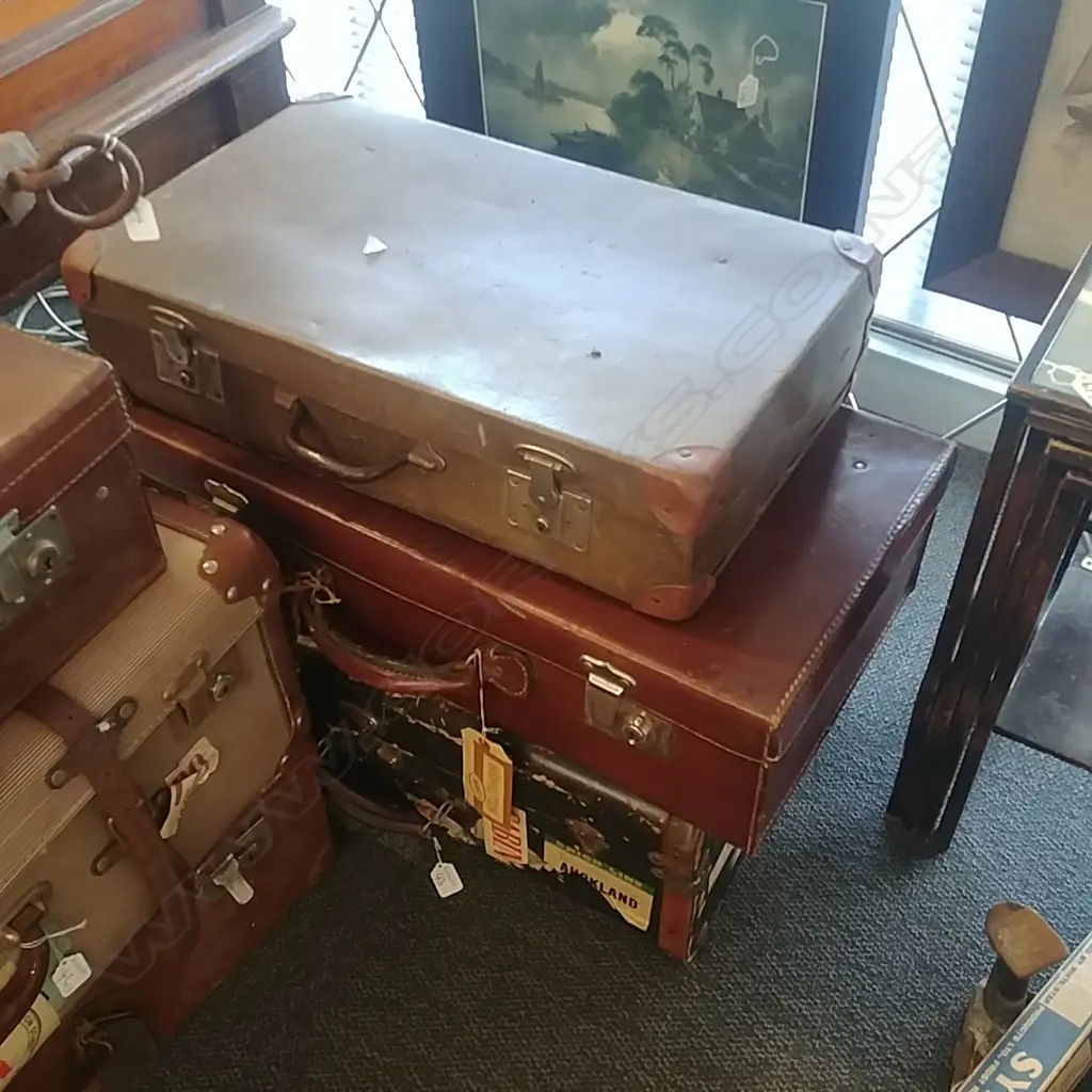 3 VINTAGE SUITCASES Image 1++