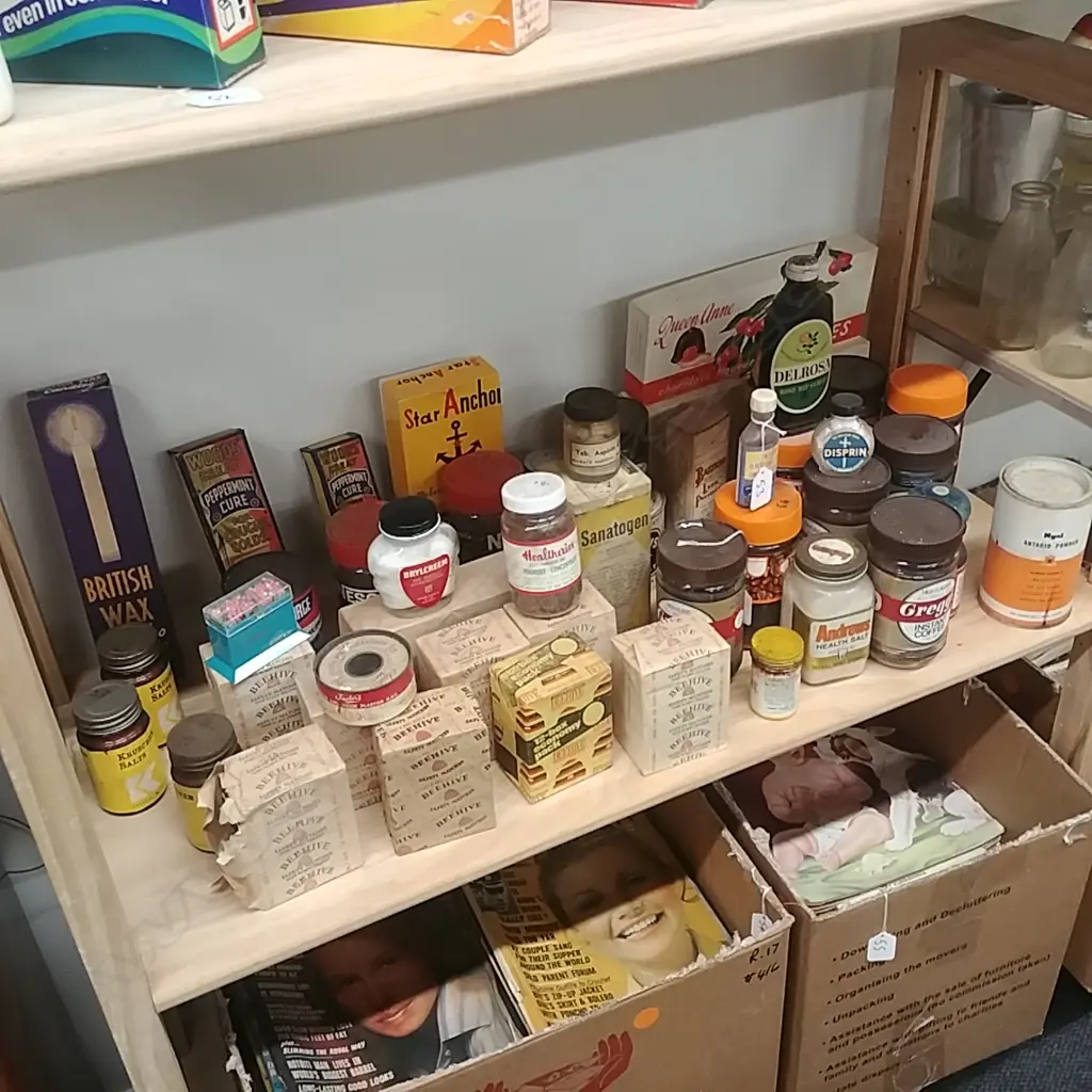 ASST VINTAGE FOOD+PACKAGING BEEHIVE MATCHES ETC Image 1++