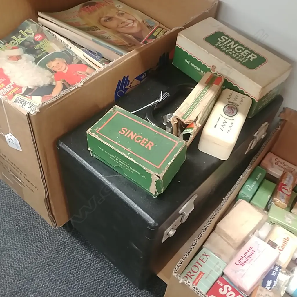 SINGER SEWING MACHINE +PARTS Image 1++