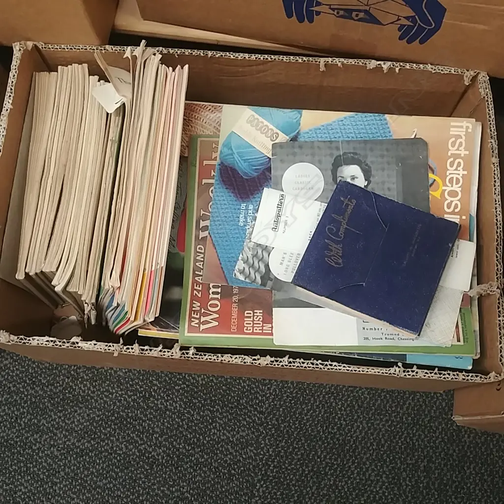 ASST WOMAN'S VINTAGE MAGAZINES Image 1++