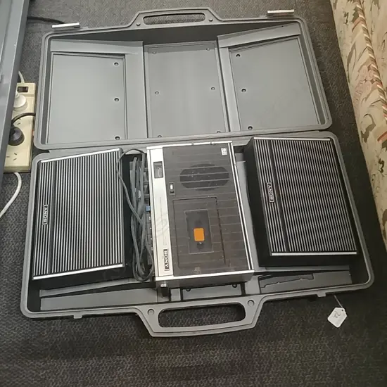 CASED RETRO SONY STEREO