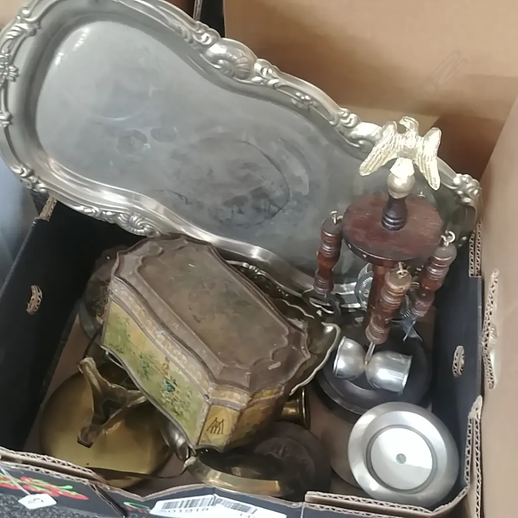 BOX OF MISC METAL ITEMS  Image 1++