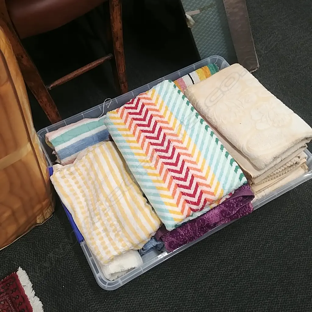 LOT ASST VINTAGE TOWELS  Image 1++