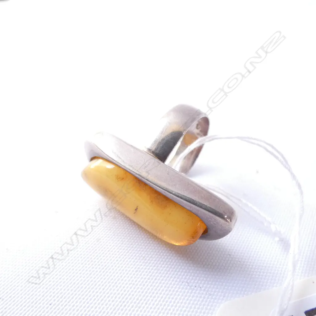 STYLISH VINTAGE LGE AMBER & SILVER RING Image 1++
