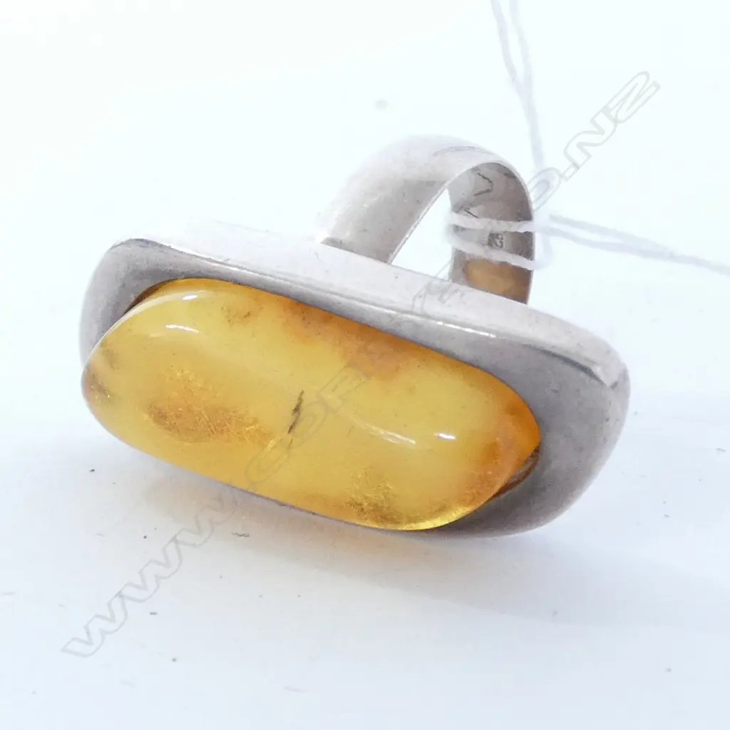 STYLISH VINTAGE LGE AMBER & SILVER RING Image 1++
