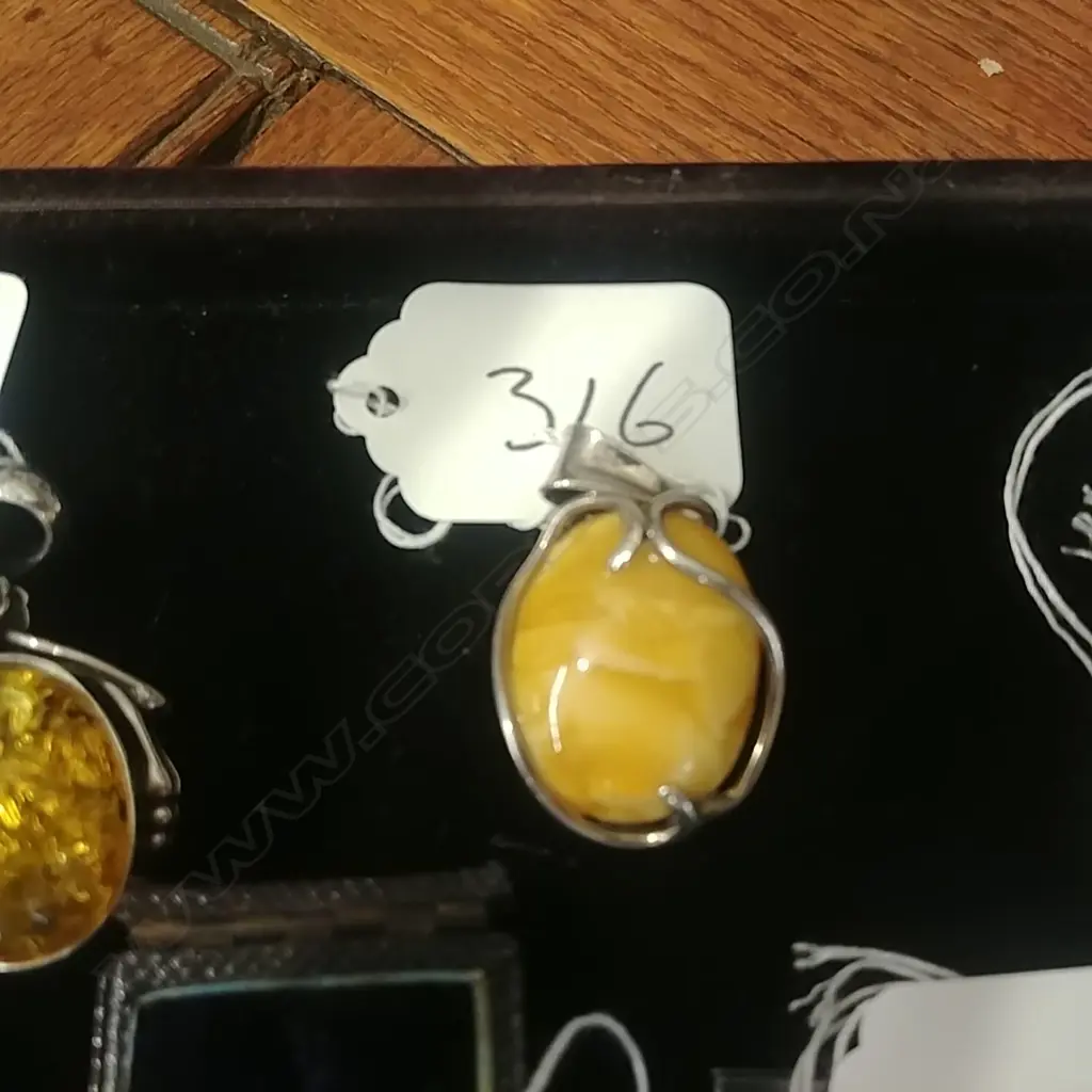 AMBER PENDANT SILVER FRAME Image 1++