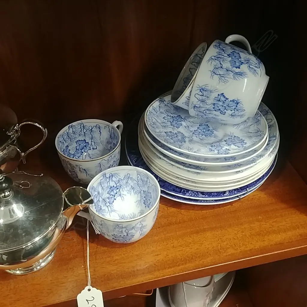 ASST ROYAL WORCESTER CUPS+SAUCERS+ 2 SIDE PLATES Image 1++