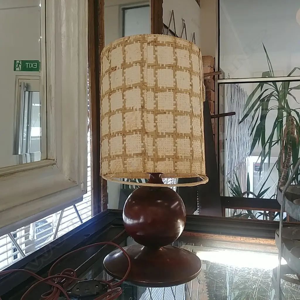 BOWLING BALL TABLE LAMP Image 1++