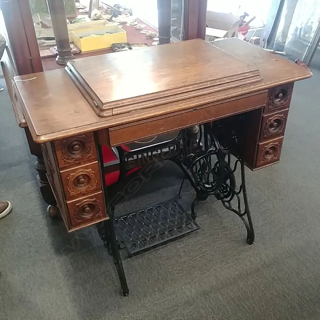 ANTIQUE TREADLE SEWING MACHINE Image 1++