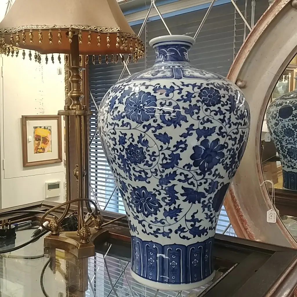 LARGE CHINESE B/W VASE Image 1++