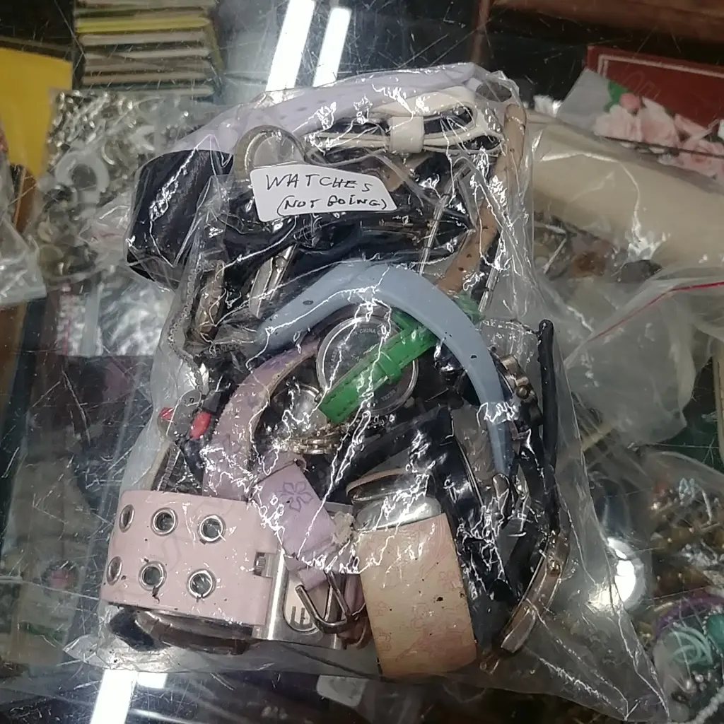 BAG OF MIXED WATCHES Image 1++