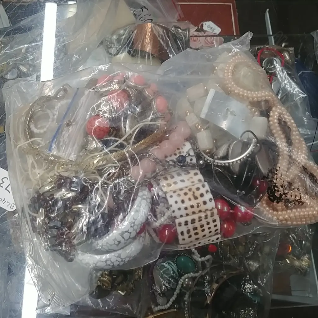 BAG OF COSTUME JEWLERY Image 1++