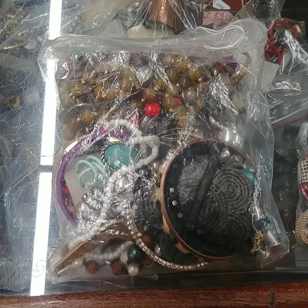 BAG OF COSTUME JEWLERY Image 1++