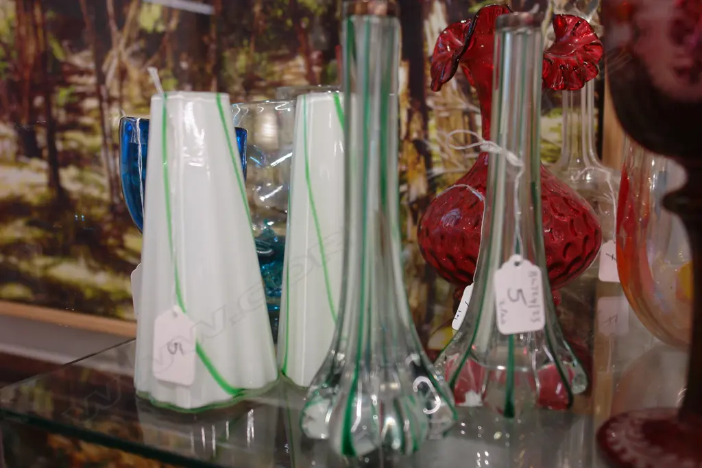 2 PRS COLOURED GLASS VASES Image 1++
