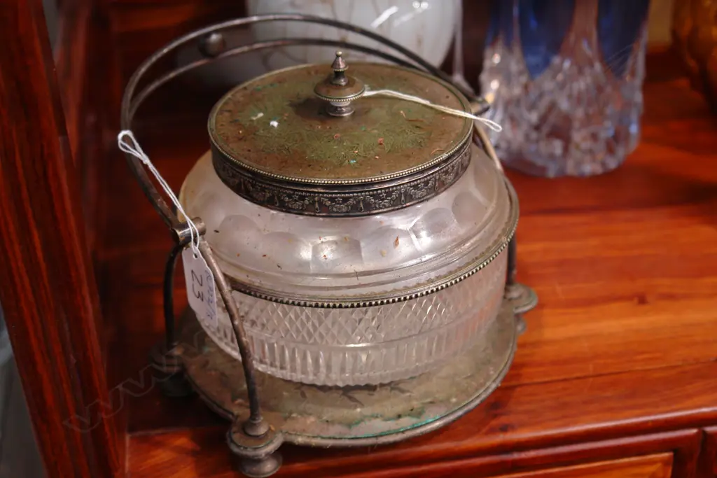 EP LIDDED JAR & BELL Image 1++
