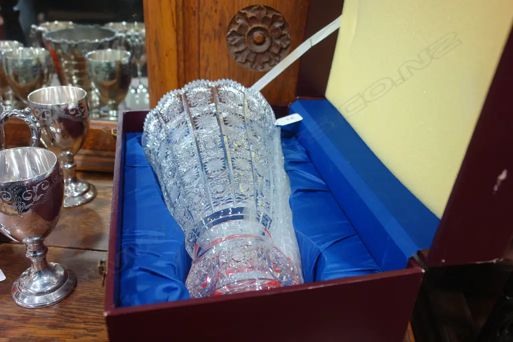 CONTINENTAL   GLASS CRYSTAL VASE BOXED Image 1++