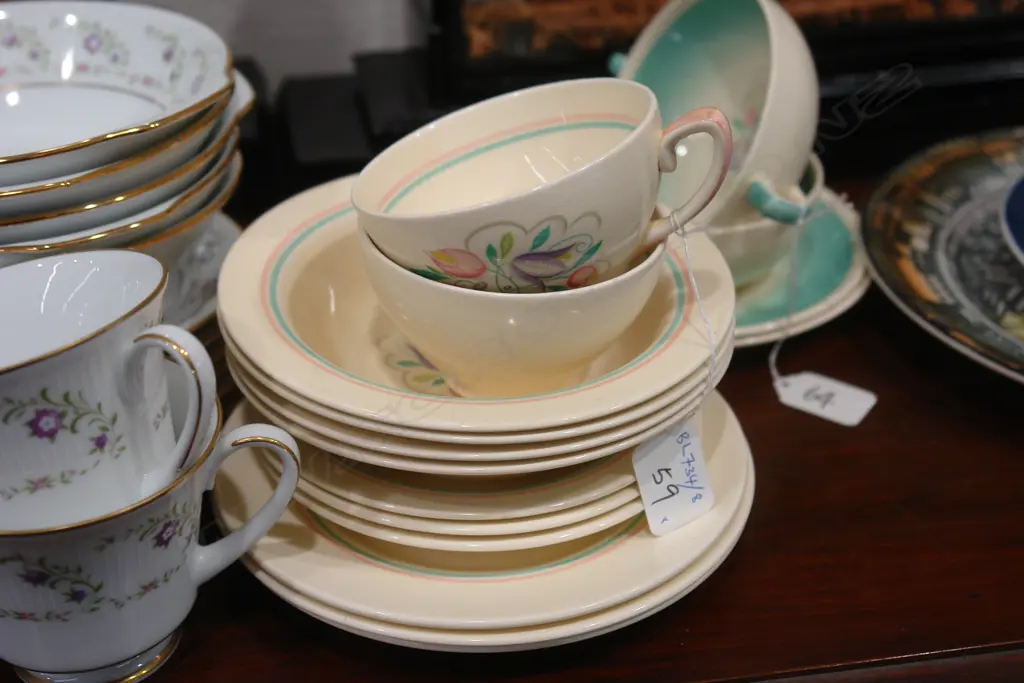 COLLECTION OF SUSIE COOPER CUPS/SAUCERS/PLATES Image 1++