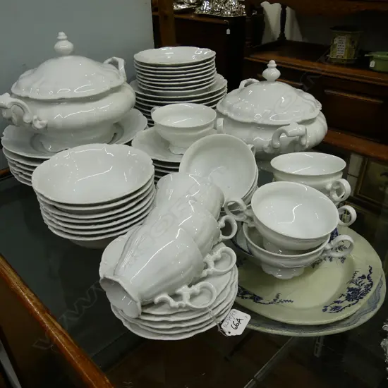 HUTSCHENREUTHER 'SYLIVA' LARGE DINNER SERVICE