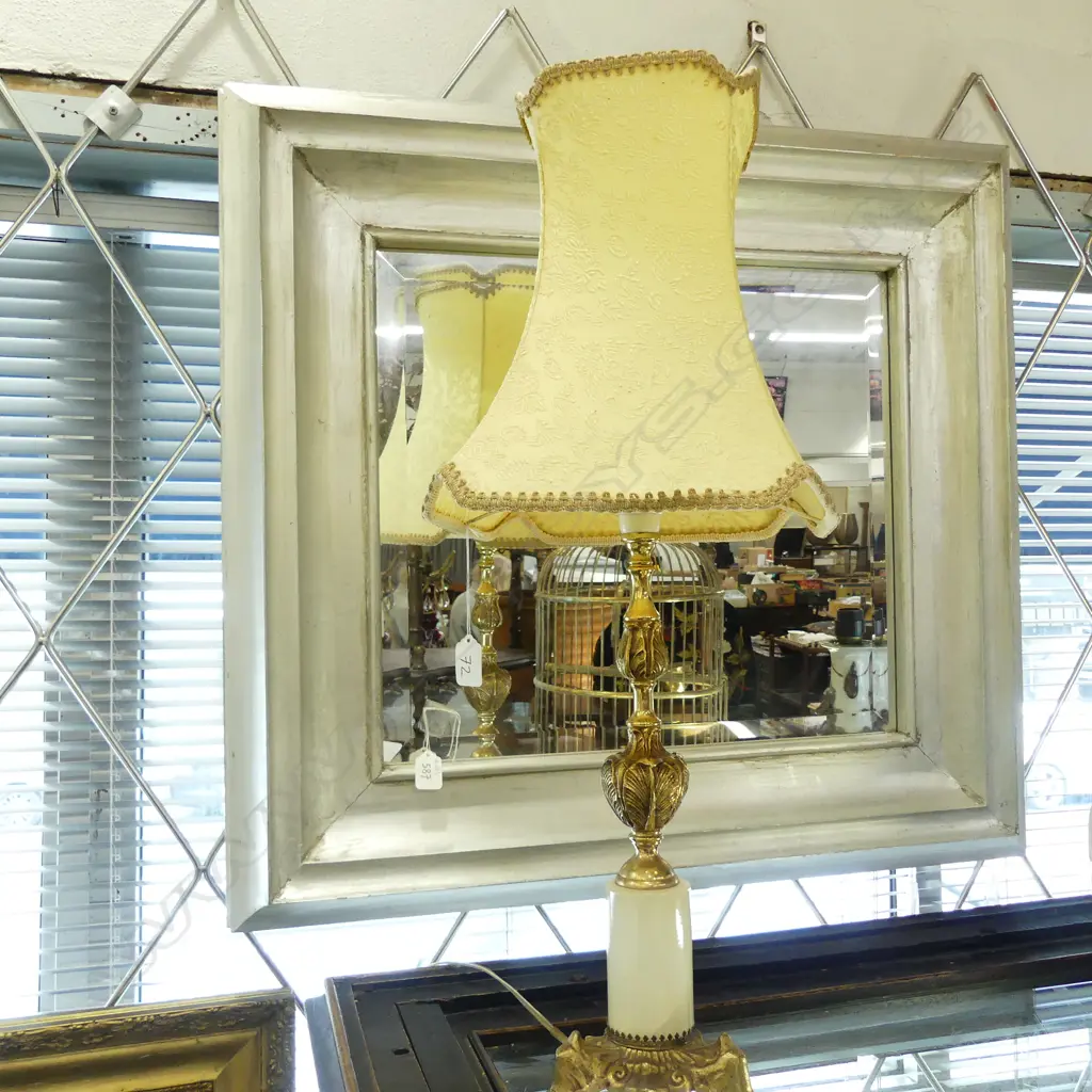 GILT TABLE LAMP Image 1++