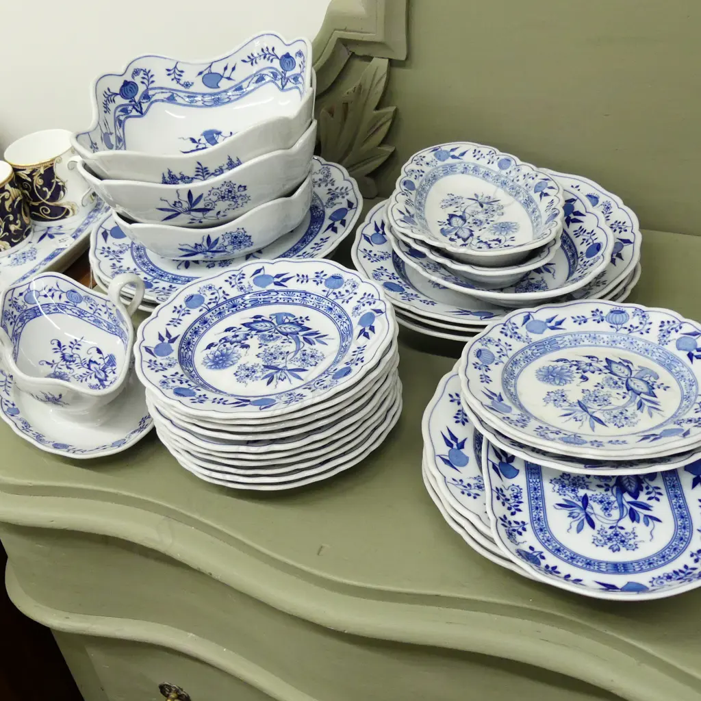LARGE HUTSCHENREUTHER DINNER SERVICE 'ONION' PATTERN Image 1++