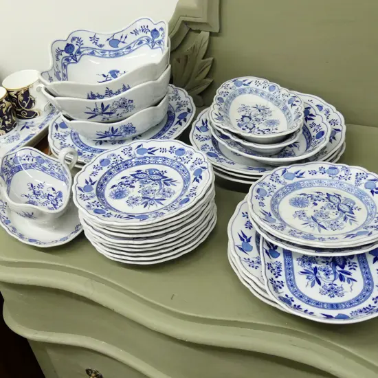 LARGE HUTSCHENREUTHER DINNER SERVICE 'ONION' PATTERN