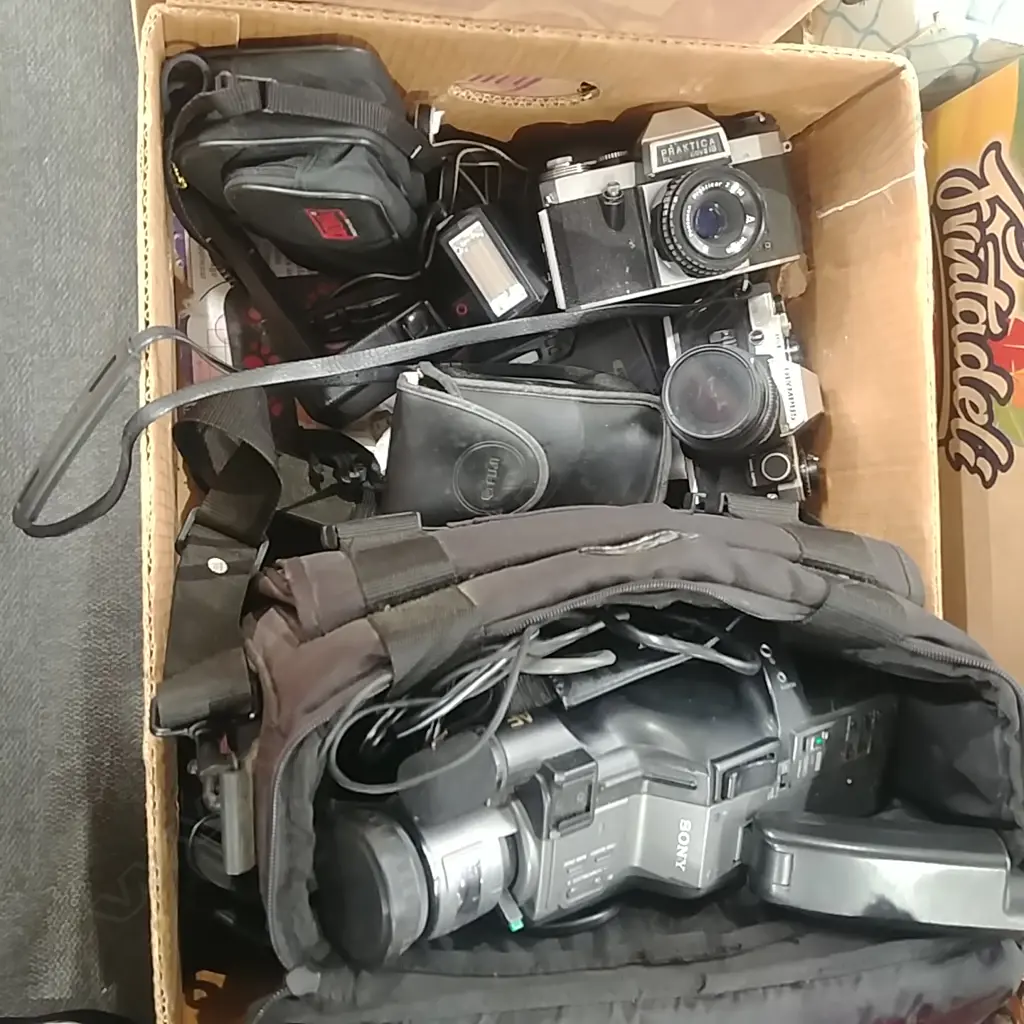 BOX OF CAMERAS Image 1++