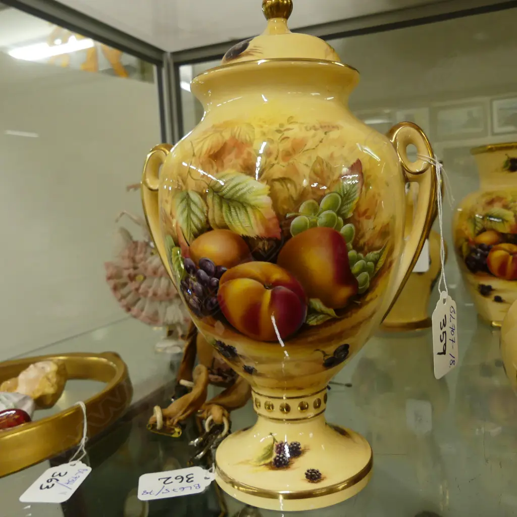 AYNSLEY LIDDED URN 'ORCHARD GOLD' Image 1++