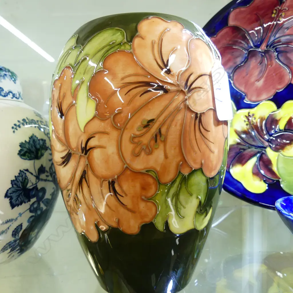 MOORCROFT VASE HIBISCUS ON GREEN 17.5CM Image 1++